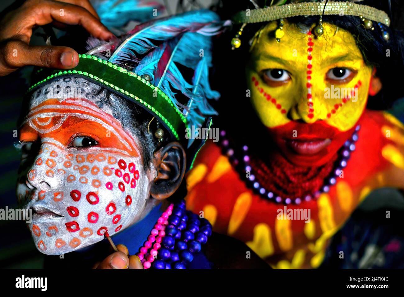 Kolkata, India. 17th Apr 2022. I bambini piccoli posano con le loro facce dipinte come parte della loro Legge impersonante sul tema delle culture tribali differenti. Da generazioni gli artisti del Bahurupi del Bengala Occidentale si stanno esercitando nell'arte della pittura facciale. Usando le loro tecniche di pittura possono facilmente metamorphose in caratteri differenti durante un'esecuzione, che spesso rappresenta i miti tribali. Questi artisti tradizionali scrape un vivere dalle loro prestazioni, affidandosi alla generosità del pubblico per il loro reddito. Credit: ZUMA Press, Inc./Alamy Live News Foto Stock