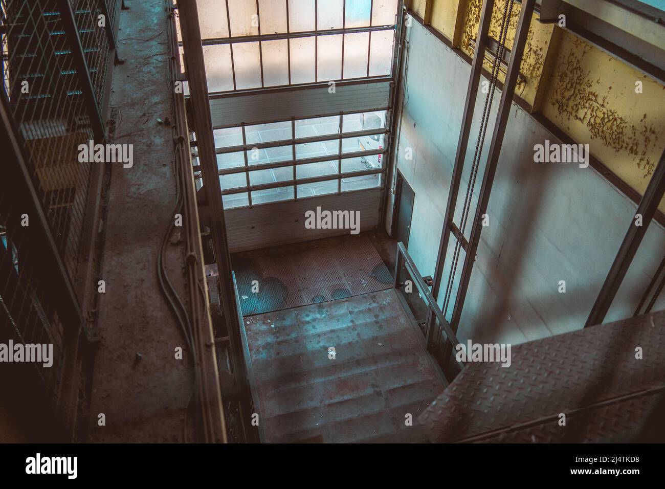 Interno di vecchio magazzino di calcestruzzo Foto Stock