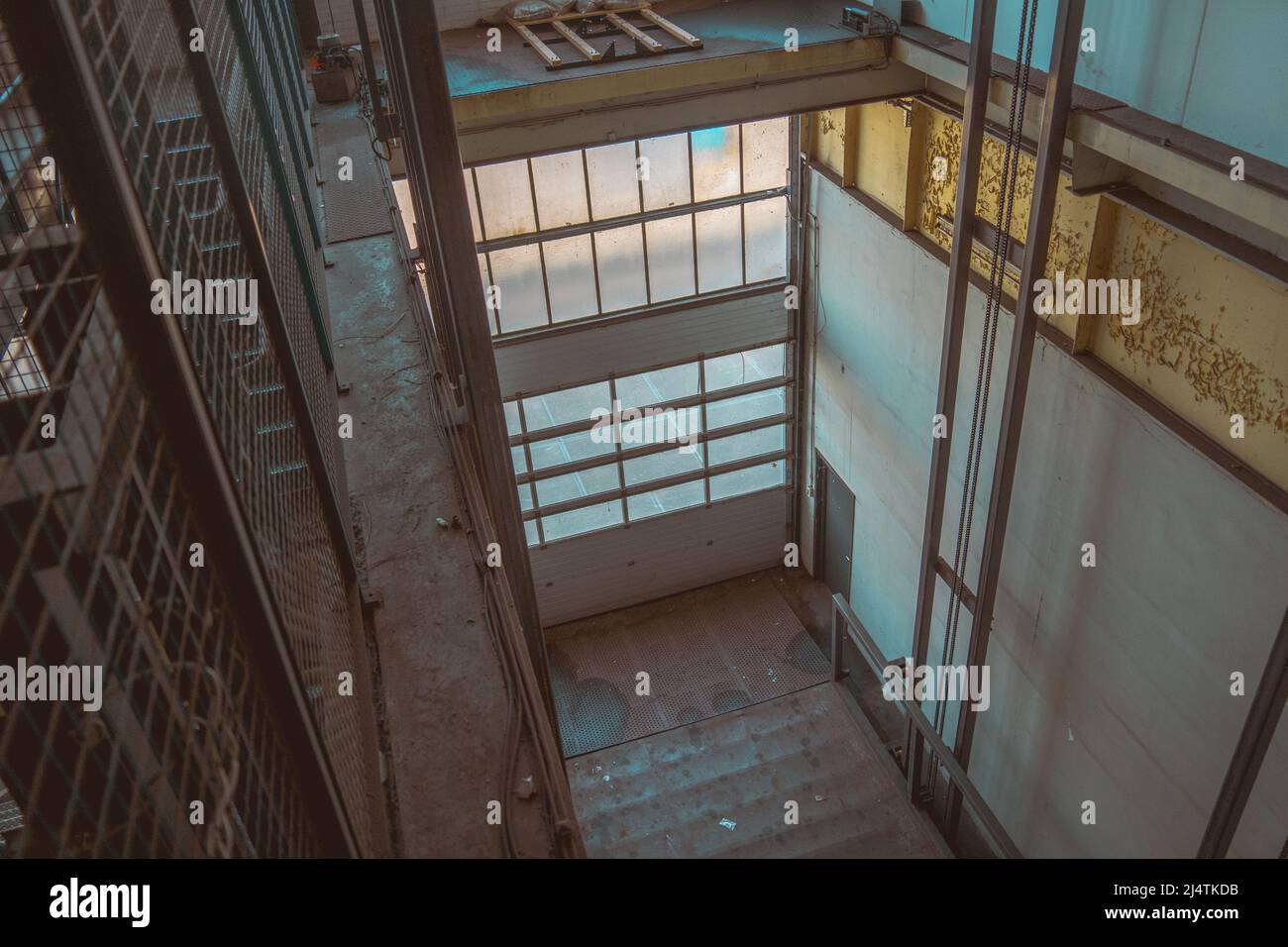 Interno di vecchio magazzino di calcestruzzo Foto Stock