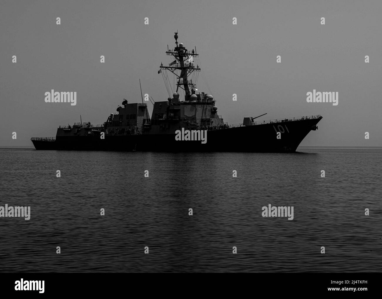 GOLFO D'OMAN (15 aprile 2022) il cacciatorpediniere missilistico guidato USS Gridley (DDG 101) transita nel Golfo d'Oman durante un'esercitazione di ricerca e salvataggio, aprile 15. Gridley è schierato nell'area di attività della flotta degli Stati Uniti 5th per contribuire a garantire la sicurezza marittima nella regione del Medio Oriente. (STATI UNITI Foto Navy di Mass Communication Specialist 2nd Classe Colby A. Mothershead) Foto Stock
