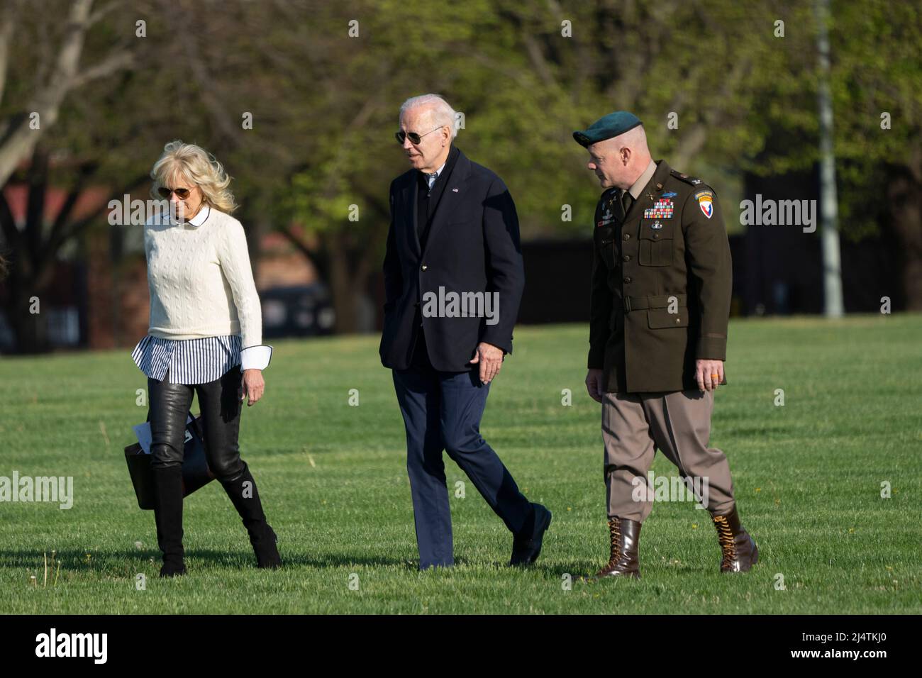 Washington, Stati Uniti d'America. 17th Apr, 2022. Prima signora Dr. Jill Biden e il presidente degli Stati Uniti Joe Biden sono scortati dal Colon. David D. Bowling, comandante, base congiunta Myer-Henderson Hall dopo lo sbarco da Marine One a ft. McNair a Washington, DC, a bordo del loro motociclo, si è diretto alla Casa Bianca dopo aver trascorso il fine settimana a Camp David, Domenica, 17 aprile 2022, credito: Chris Kleponis/Pool/Sipa USA credito: Sipa USA/Alamy Live News Foto Stock