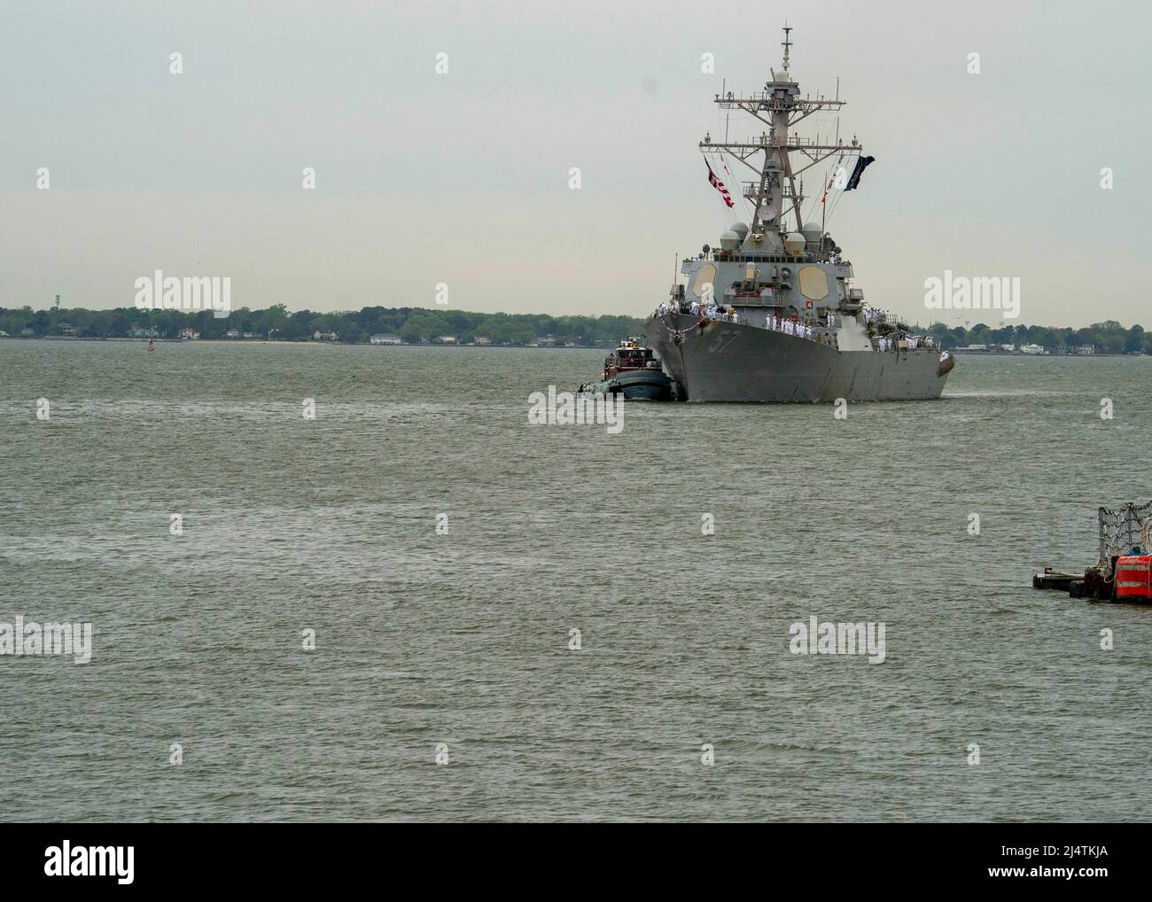 NORFOLK (16 aprile 2022) - il cacciatorpediniere missilistico guidato di classe Arleigh Burke USS Mitscher (DDG 57) si prepara a tornare a homeport, Naval Station Norfolk, aprile 16. Mitscher si è schierato nel teatro europeo delle operazioni e ha partecipato ad una serie di attività marittime a sostegno delle forze Navali Europa e degli Alleati NATO. (STATI UNITI Foto Navy di Mass Communication Specialist 1st Classe Ryan Seelbach) Foto Stock