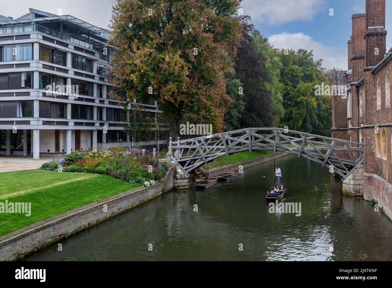 Regno Unito, Inghilterra, Cambridge. Punting sul fiume Cam presso il Ponte Matematico, che collega porzioni nuove e vecchie del Queen's College. Foto Stock