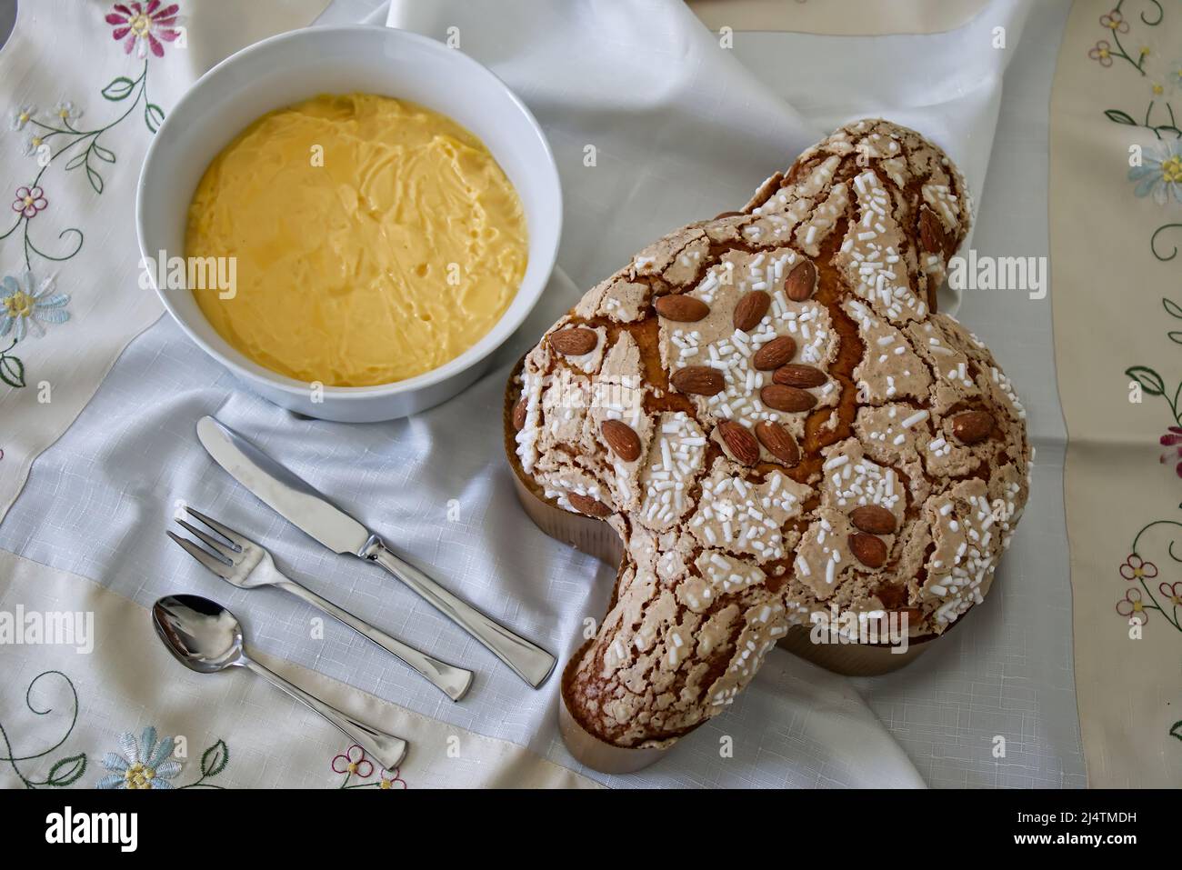 Colomba di Pasqua. Torta di colomba con crema Pasticciera italiana, Custard, in una ciotola. Dessert di Pasqua tradizionale in Italia. Foto Stock