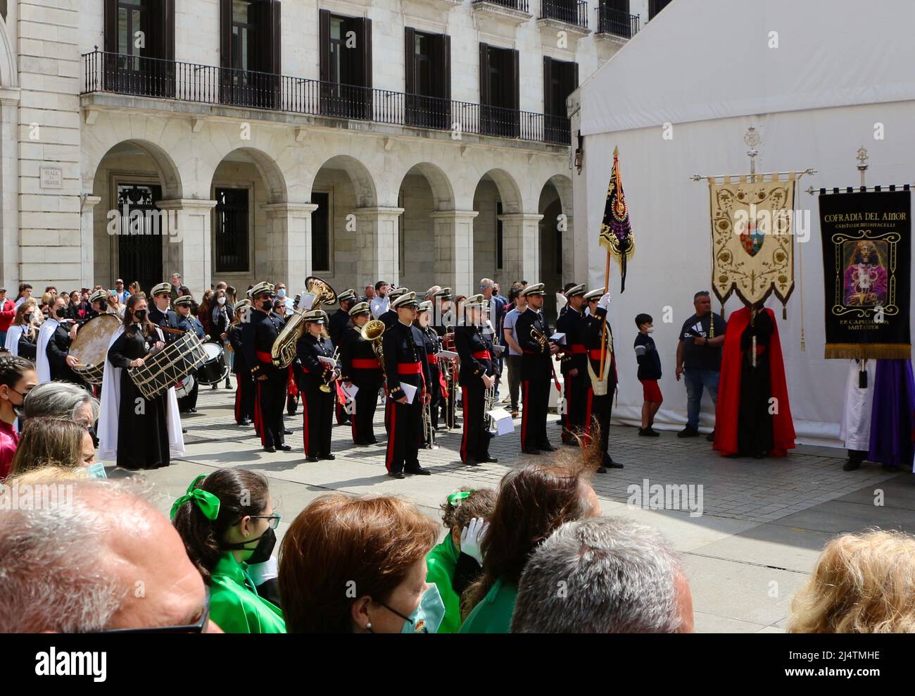 Bande marcianti che passano nella Plaza Porticada Santander Spagna Pasqua Domenica 2022 aprile Foto Stock