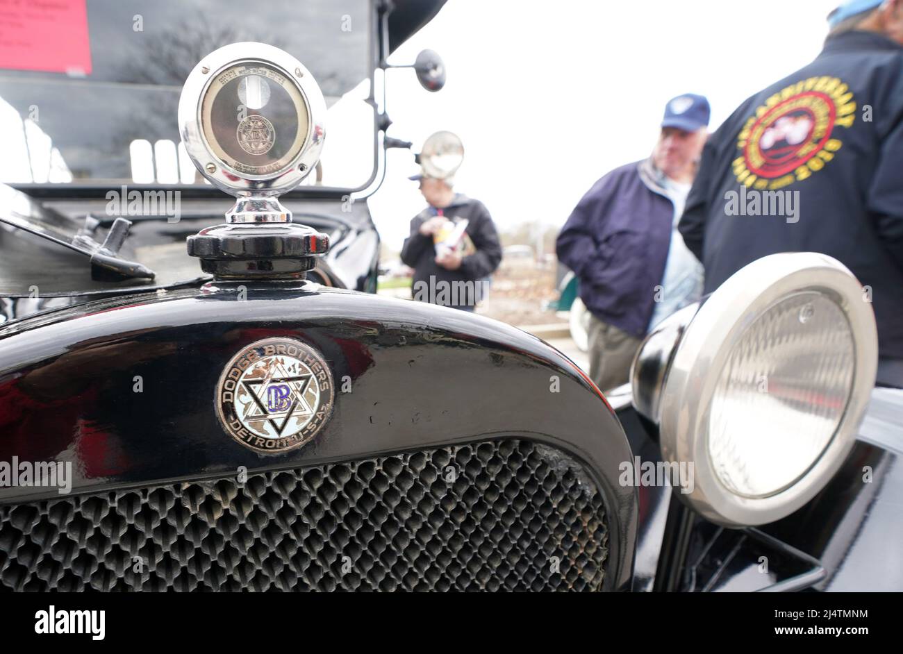 St. Louis, Stati Uniti. 17th Apr 2022. I visitatori del Carriage Club senza cavalli del Missouri Easter Car Show, esaminano a1915 Dodge con un ornamento Jewish Star Hood, a Forest Park domenica 17 aprile 2022. Foto di Bill Greenblatt/UPI Credit: UPI/Alamy Live News Foto Stock