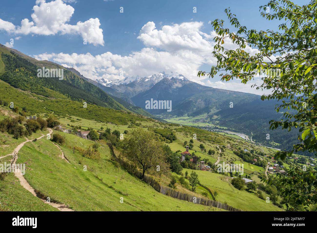 Paesaggio delle maestose montagne del Caucaso nella regione di Svaneti, Georgia Foto Stock