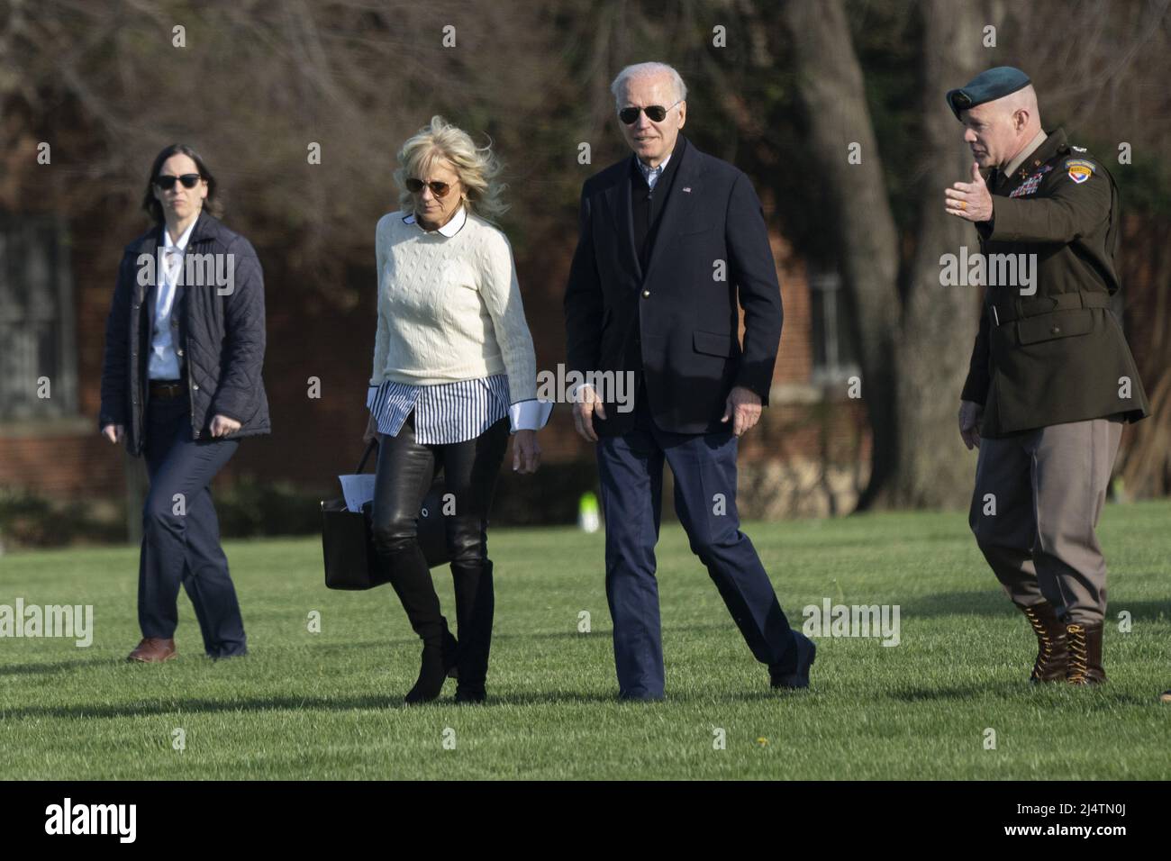 Washington, Stati Uniti. 17th Apr 2022. Prima signora Dr. Jill Biden e il presidente degli Stati Uniti Joe Biden sono scortati dal col. David D. Bowling, comandante, base congiunta Myer-Henderson Hall dopo lo sbarco da Marine One a ft. McNair a Washington, DC, a bordo del loro motociclo, si è diretto alla Casa Bianca dopo aver trascorso il fine settimana a Camp David, Domenica, Aprile 17, 2022, Foto di Chris Kleponis/UPI Credit: UPI/Alamy Live News Foto Stock