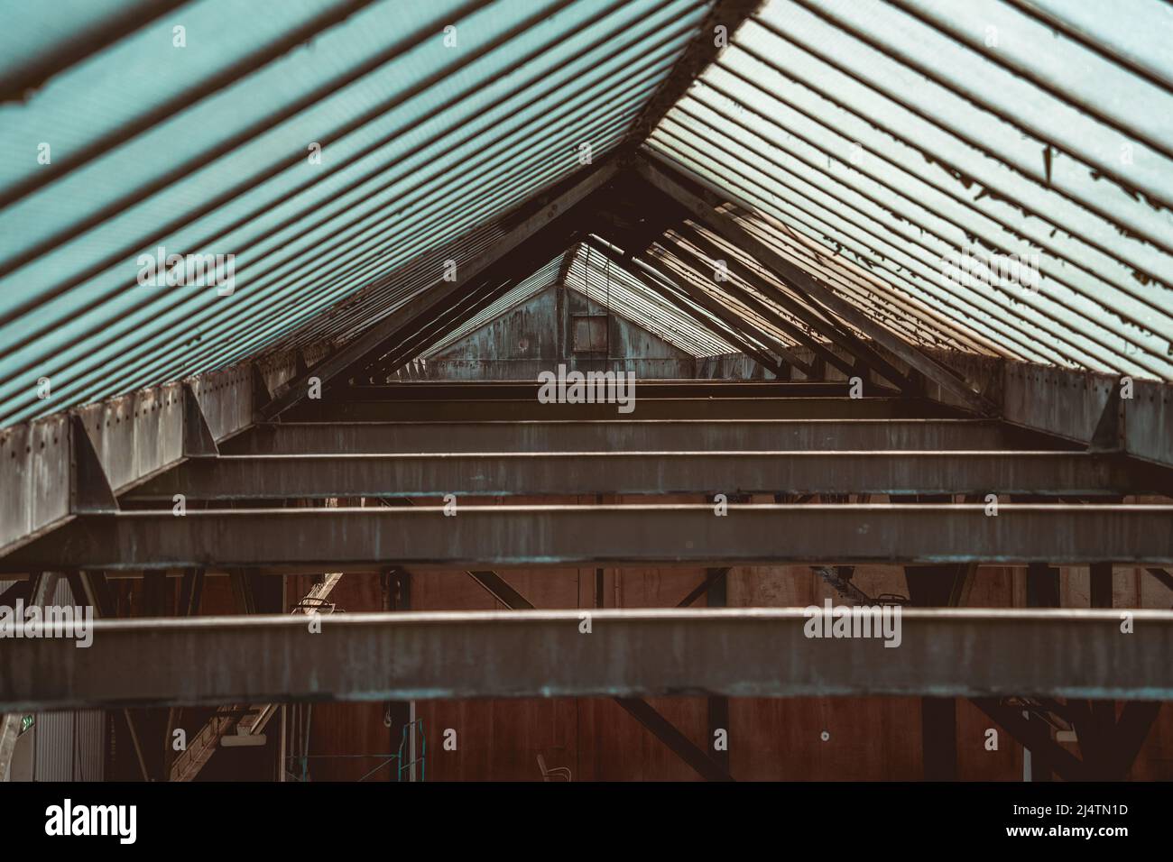 Tetto dall'interno del magazzino abbandonato Foto Stock