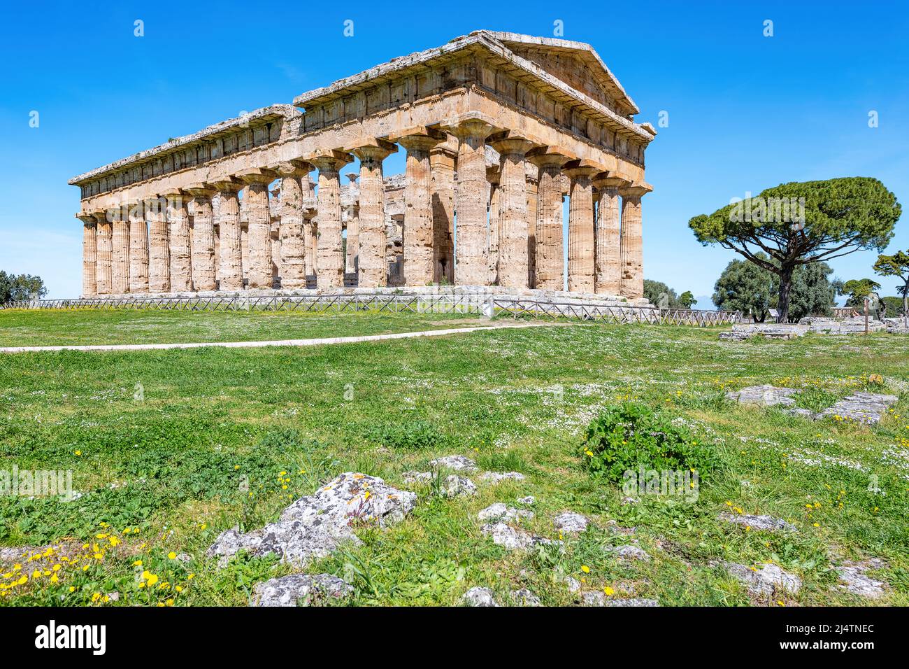 Paestum, Italia; 18 aprile 2022 - il Tempio di Hera a Paestum, che contiene alcuni dei templi greci più ben conservati del mondo. Foto Stock