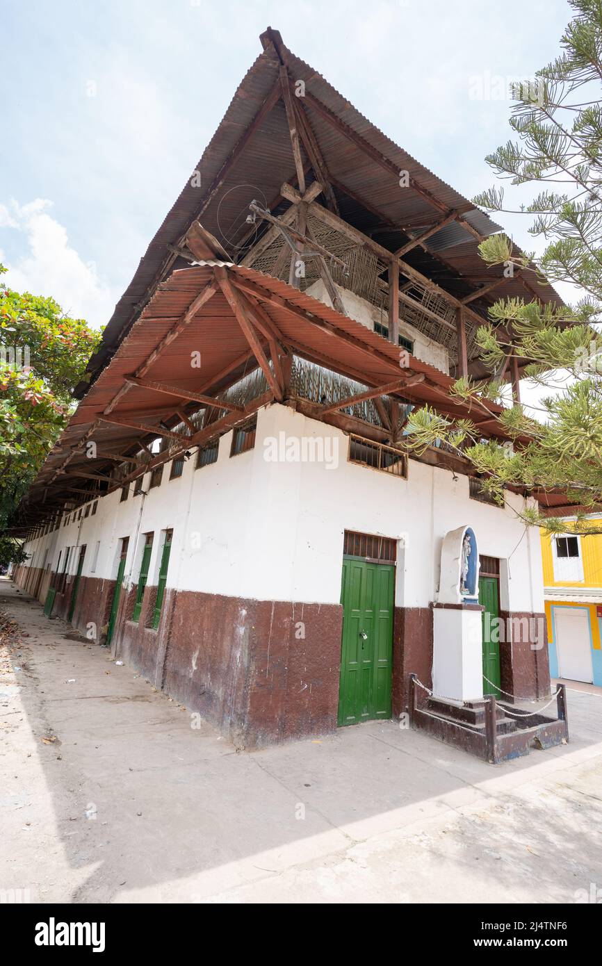 San Joaquín, la Mesa, Colombia, 15 aprile 2022, La vecchia stazione ferroviaria disutilizzata nel villaggio Foto Stock