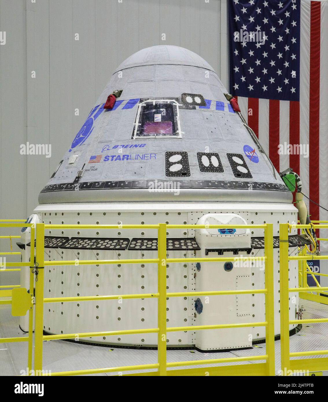 Un nuovo modulo di servizio è stato accoppiato a un modulo Boeing CST-100 Starliner per formare un veicolo spaziale completo il 12 marzo 2022, a Boeings Commercial Crew e Cargo Processing Facility presso il NASAs Kennedy Space Center in Florida. Starliner lancerà su un razzo United Launch Alliance Atlas V per il Boeings secondo Orbital Flight Test-2 senza equipaggio (OFT-2) per il NASAs Commercial Crew Program. Credito obbligatorio: Boeing/NASA via CNP Foto Stock