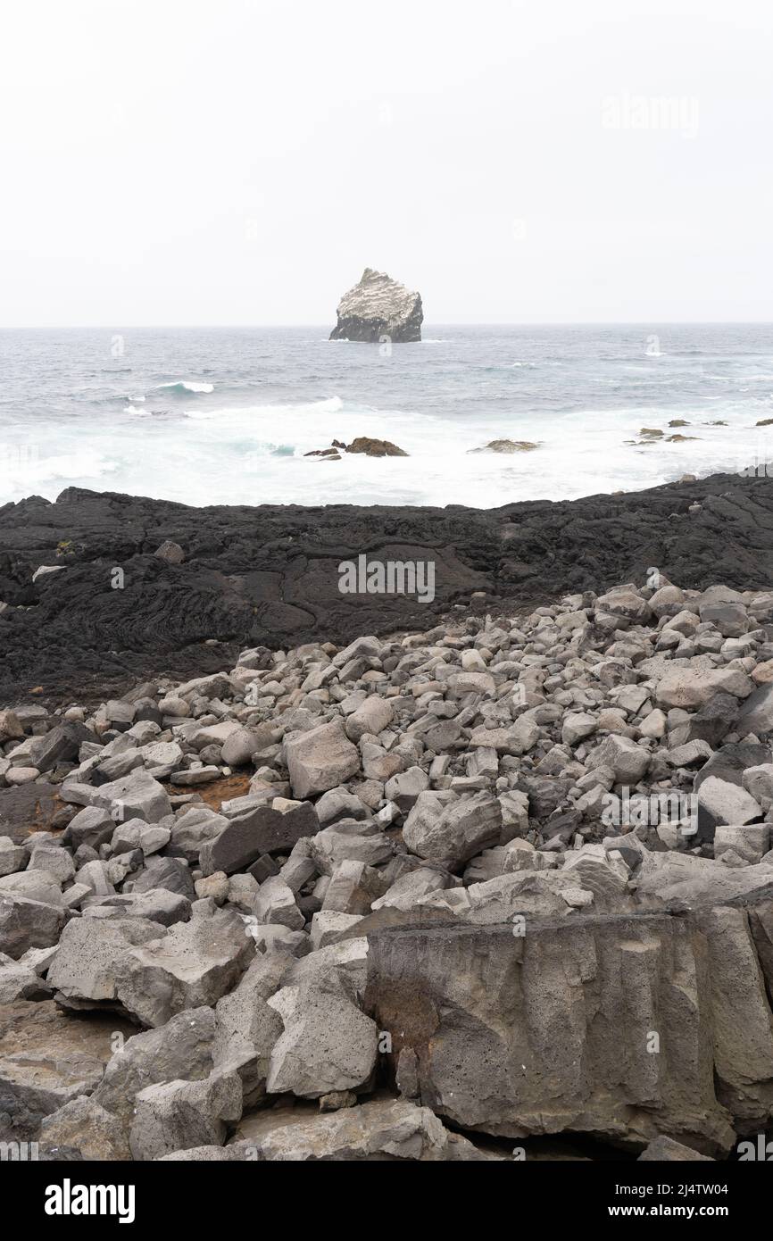 Vista di os l'imponente Valahnúkamöl, l'alto colmo di masso composto di pietre ben arrotondate, nel sud se Islanda - Valahnukamol Foto Stock