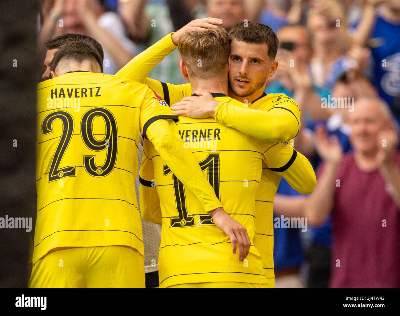 Londra, Regno Unito. 18th Apr 2022. Il Mason Mount (R) di Chelsea festeggia il 17 aprile 2022 dopo la partita della fa Cup Semifinale tra Chelsea e Crystal Palace a Londra, in Gran Bretagna. Chelsea vinse 2-0 e avanzò nella finale. Credit: Xinhua/Alamy Live News Foto Stock