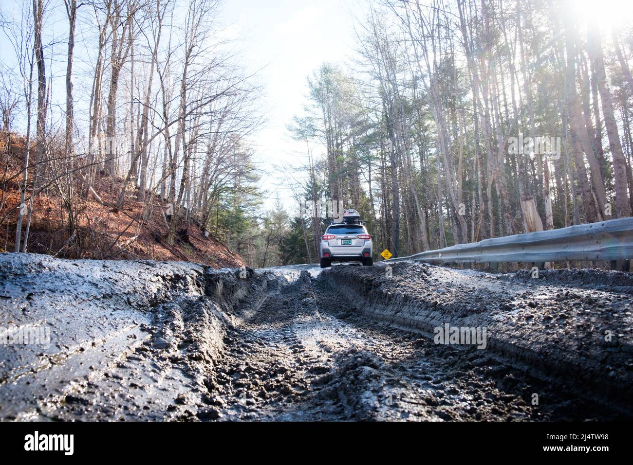 La stagione del fango, la discesa delle strade sterrate del Vermont in paludi di fango, avviene ogni primavera, di solito in marzo e aprile. Stato del Vermont, Stati Uniti. Foto Stock