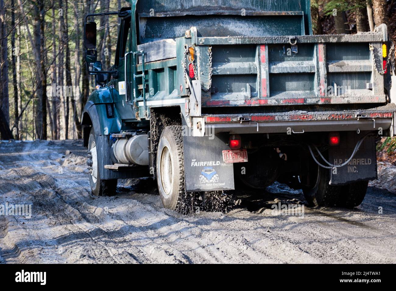 Camion su strade fangose in Mud Season, la discesa di Vermont strade sterrate in fango paludi, avviene ogni primavera. Stato del Vermont, Stati Uniti. Foto Stock