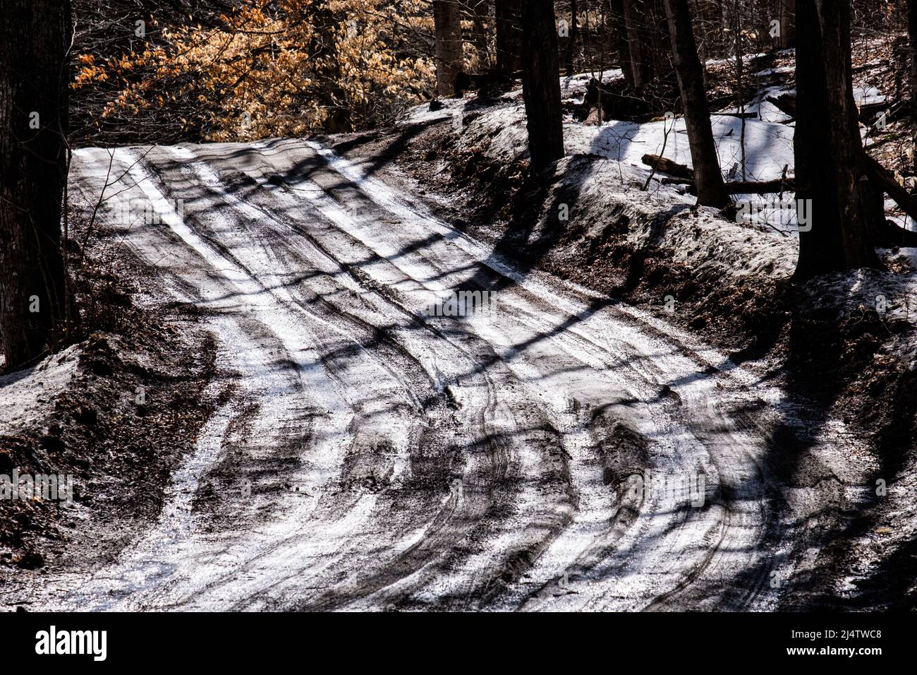 Strada fangosa in Mud Season, la discesa delle strade sterrate del Vermont in paludi di fango, che avviene ogni primavera, di solito in marzo e aprile. Vermont, Stati Uniti. Foto Stock