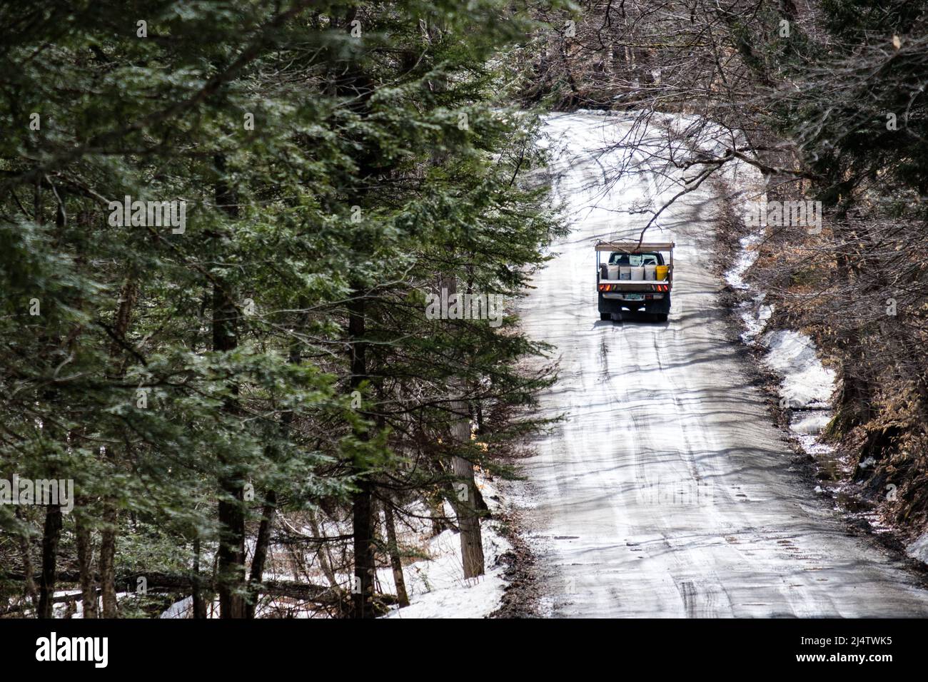 Camion su strade fangose in Mud Season, la discesa di Vermont strade sterrate in fango paludi, avviene ogni primavera. Stato del Vermont, Stati Uniti. Foto Stock