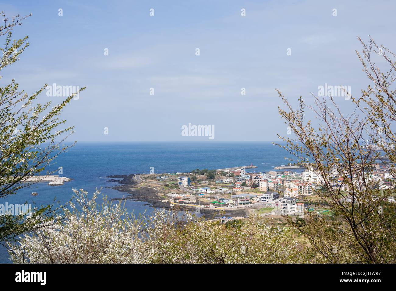Vista panoramica della città di Jeju e del mare da Byeoldobong Oreum nell'isola di Jeju, Corea Foto Stock