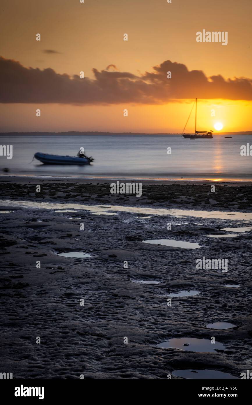 Barche al tramonto a Kingfisher Bay, Fraser Island. Queensland, Australia. Foto Stock
