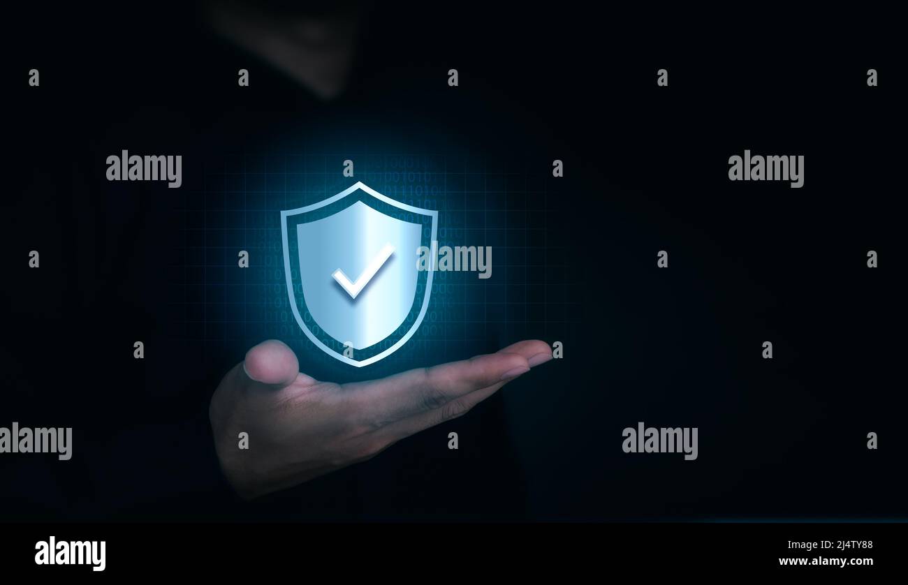 Un'icona di blocco schermo virtuale con il segno corretto è apparsa sulla mano dell'uomo su sfondo scuro con spazio di copia. Sicurezza informatica, protezione dei dati, bus Foto Stock
