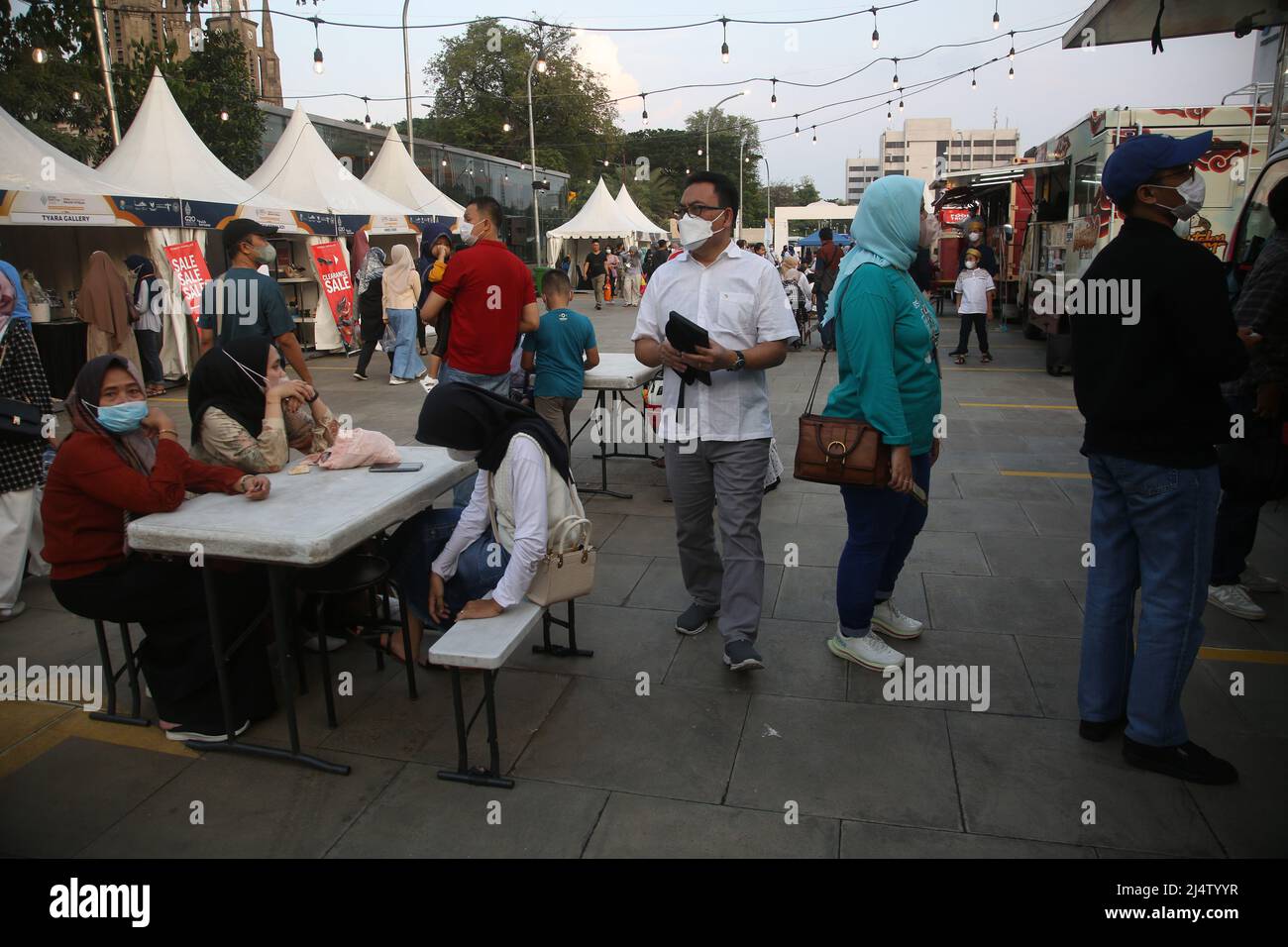 17 aprile 2022, Jakarta, Jakarta Capital Special Region, Indonesia: I residenti hanno visitato l'Istiqlal Halal Expo 2022 nel cortile della Moschea Istiqlal con lo sfondo della Chiesa Cattedrale, Jakarta. La moschea Istiqlal ha tenuto l'evento Istiqlal Halal Expo202 per sostenere l'ecosistema halal in Indonesia, così come parte del milad 44th così come animare il mese di Ramadan. Con la partecipazione del Ministro del Turismo e dell'Economia creativa Sandiaga Salahaudin uno, Sandiaga uno spera che questo evento possa essere una nuova pietra miliare così come il primo passo per la ripresa economica dell'Indonesia dopo il Co Foto Stock