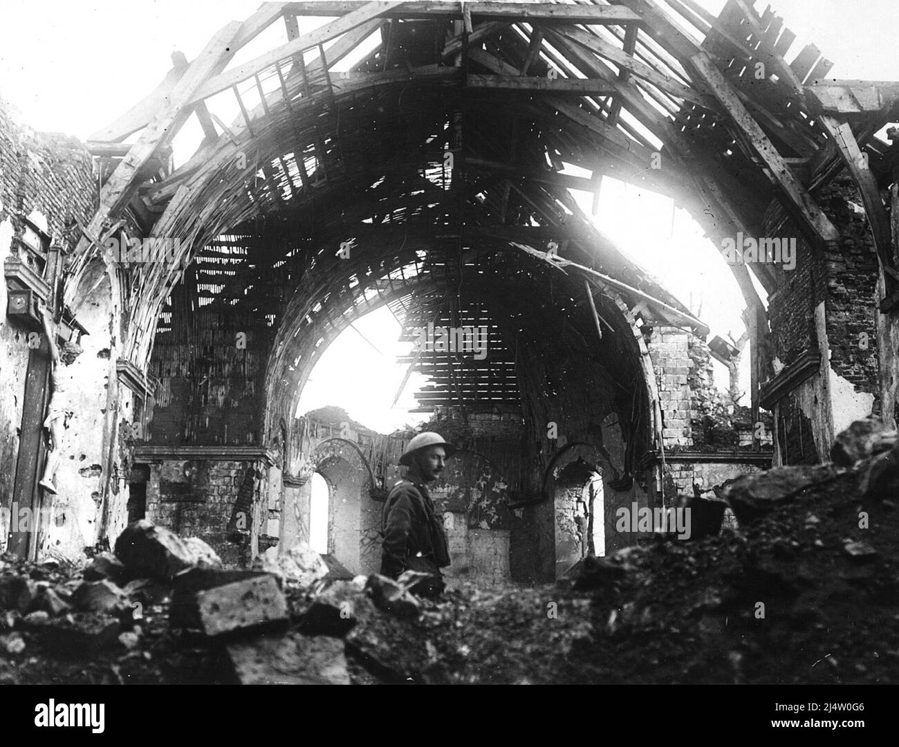 Un soldato che si trova all'interno della chiesa in rovina a Hebuterne, 1916. Foto Stock