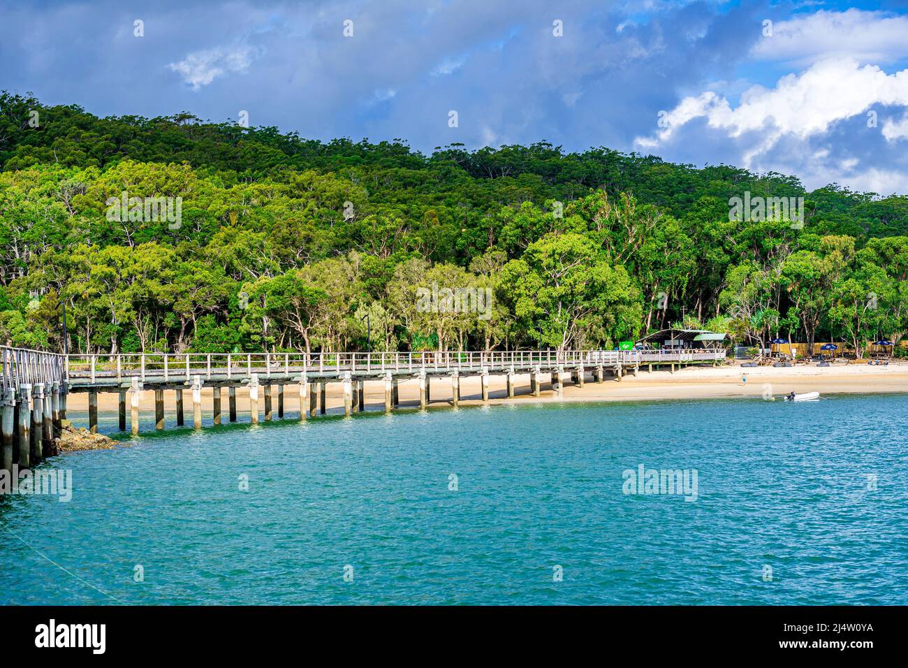 Kingfisher Bay Jetty, riceve passeggeri e veicoli in arrivo dai servizi di chiatta sulla terraferma. Fraser Island, Queensland, Australia Foto Stock