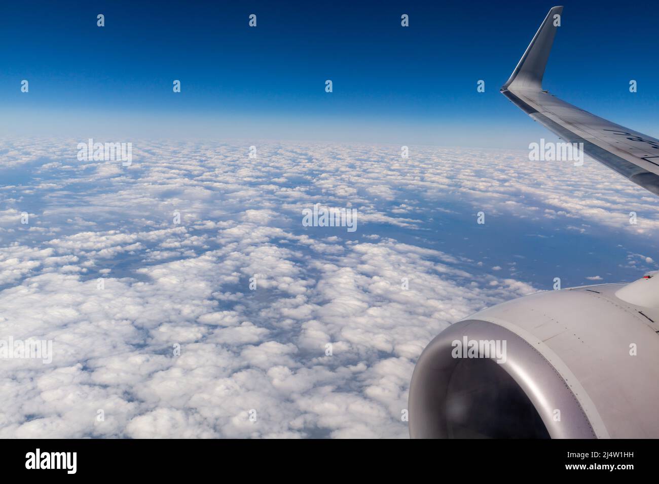 Volo in aereo. Ala di un aereo che vola sopra le nuvole. Vista dalla finestra del piano. Aereo, aereo. Viaggiare in aereo. Ala del velivolo Foto Stock