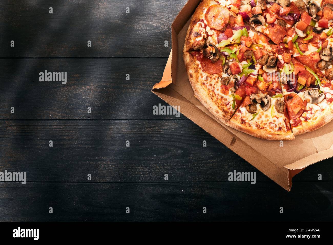Una scatola di pizza in un giorno d'estate. Concetto di consegna pizza. Vista dall'alto. Disposizione piatta. Foto Stock