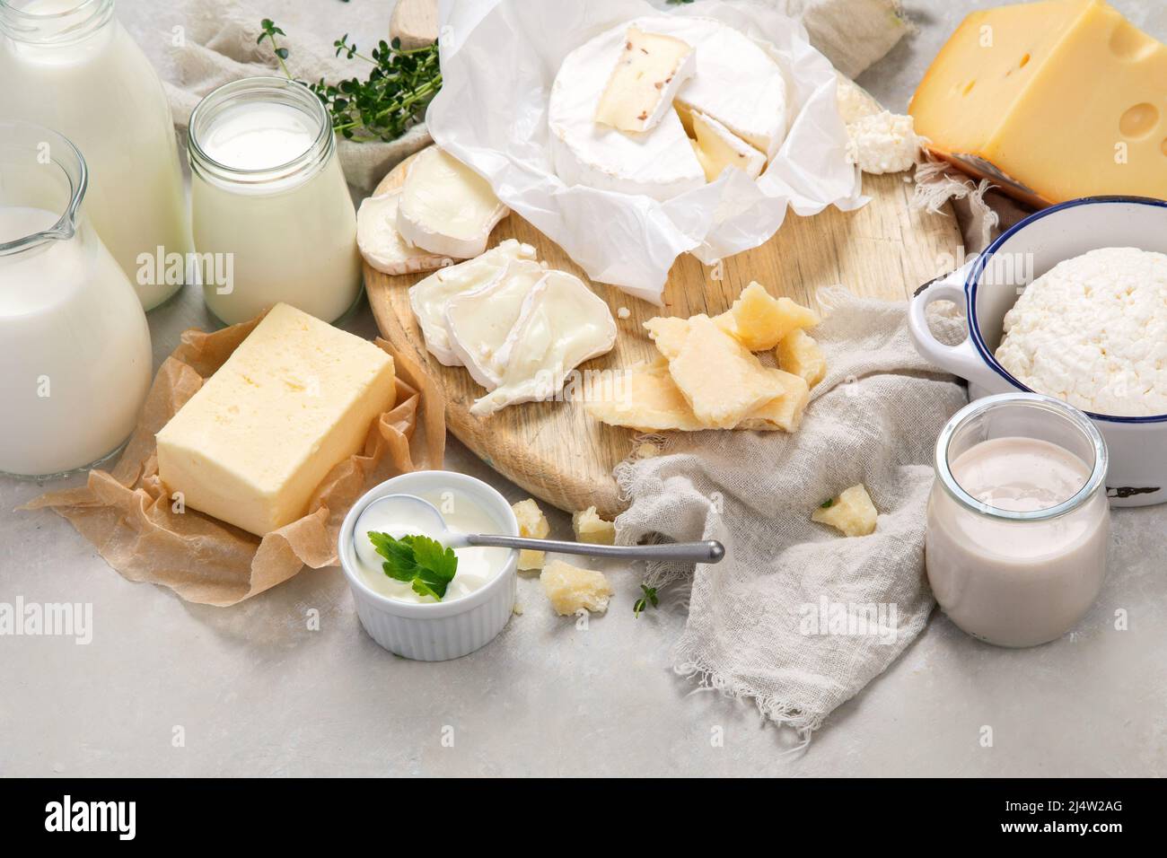 Prodotti freschi di diario su sfondo chiaro. Halthy concetto di cibo. Foto Stock