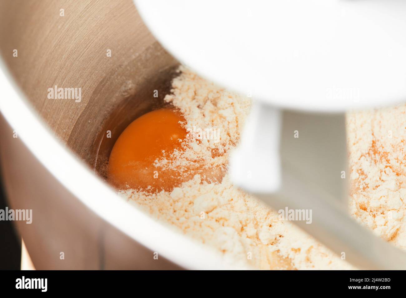 Preparazione della pasta fatta in casa. Il concetto di sano cibo fatto in casa, tradizioni italiane. Vista frontale. Foto Stock
