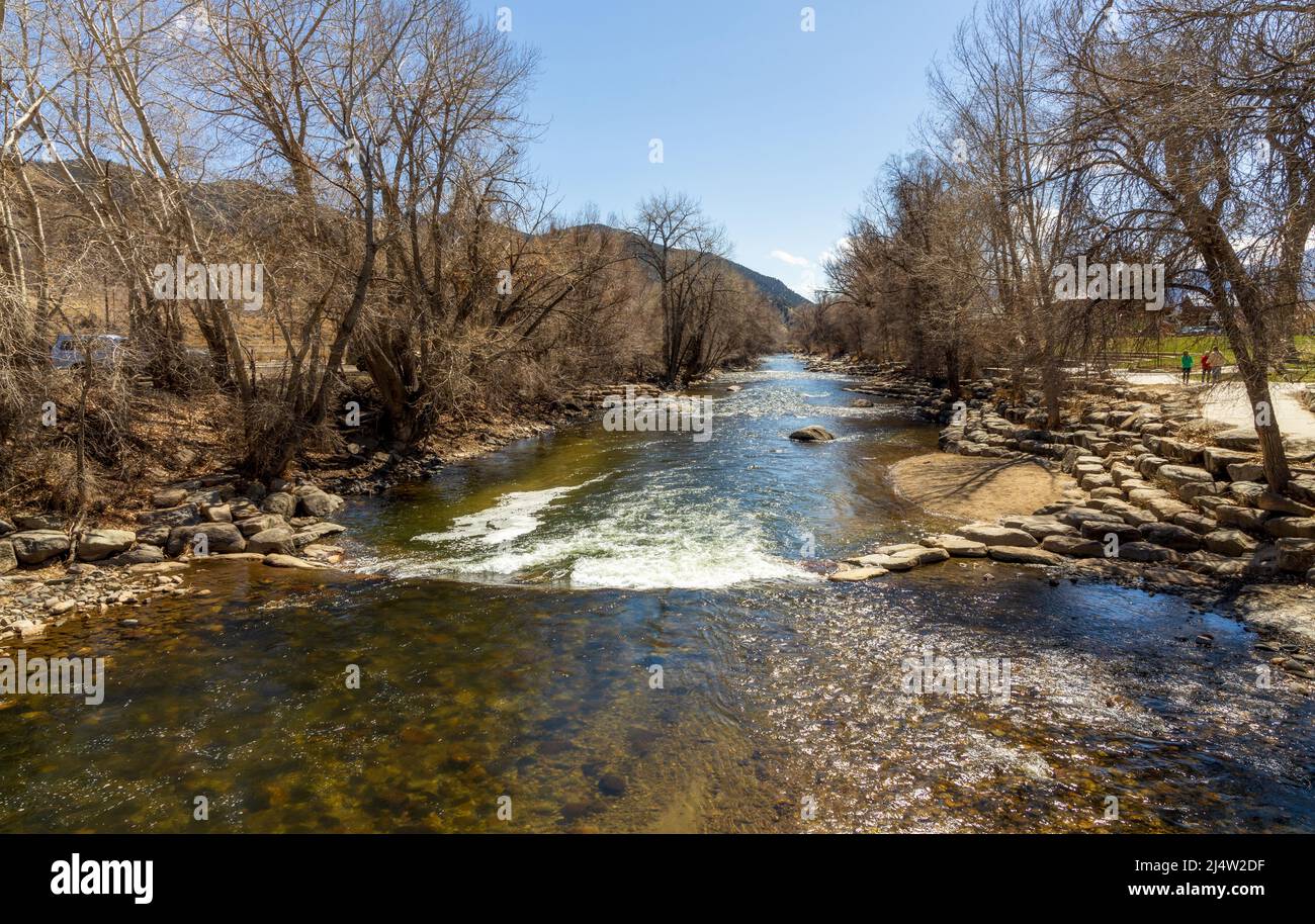Vista primaverile del panoramico fiume Arkansas vicino a Salida, Colorado Foto Stock
