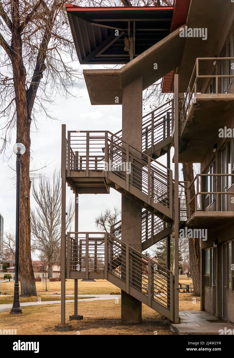 Le scale con scalini in legno e ringhiere che conducono verso l'alto, un elemento di architettura urbana Foto Stock