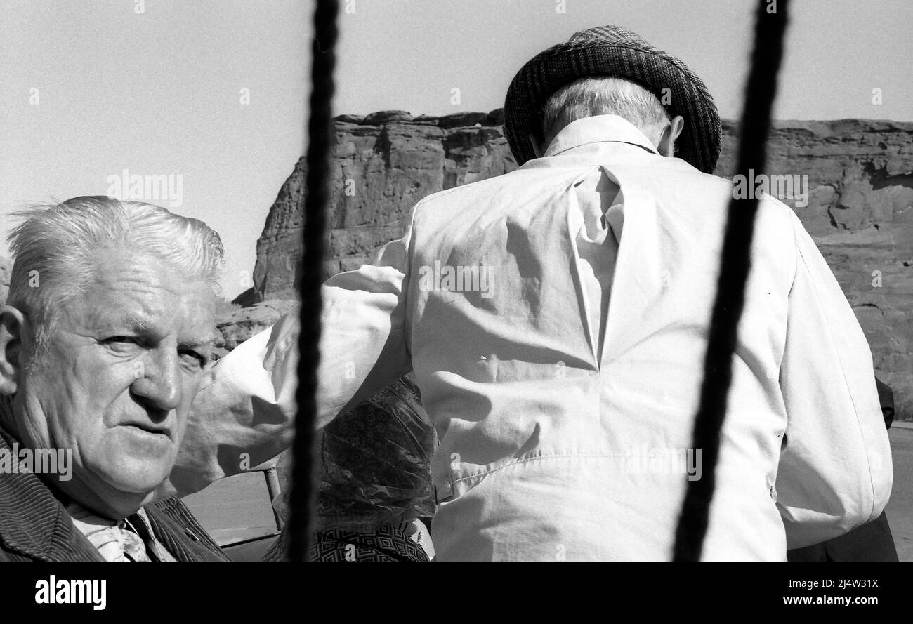 Turisti anziani in visita alla Monument Valley, Utah Foto Stock