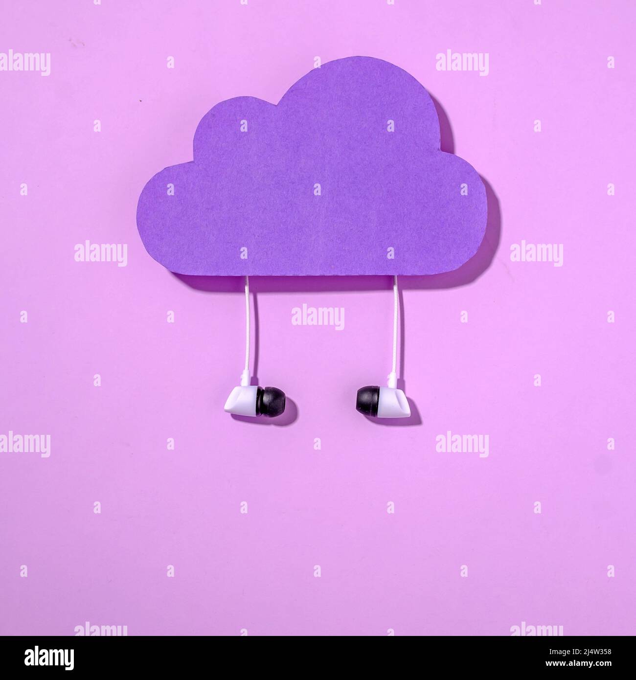 Cloud viola per l'archiviazione dei dati e cuffie concetto di informazioni online su Internet e ascolto di musica. Tecnologia digitale minimale. Foto Stock