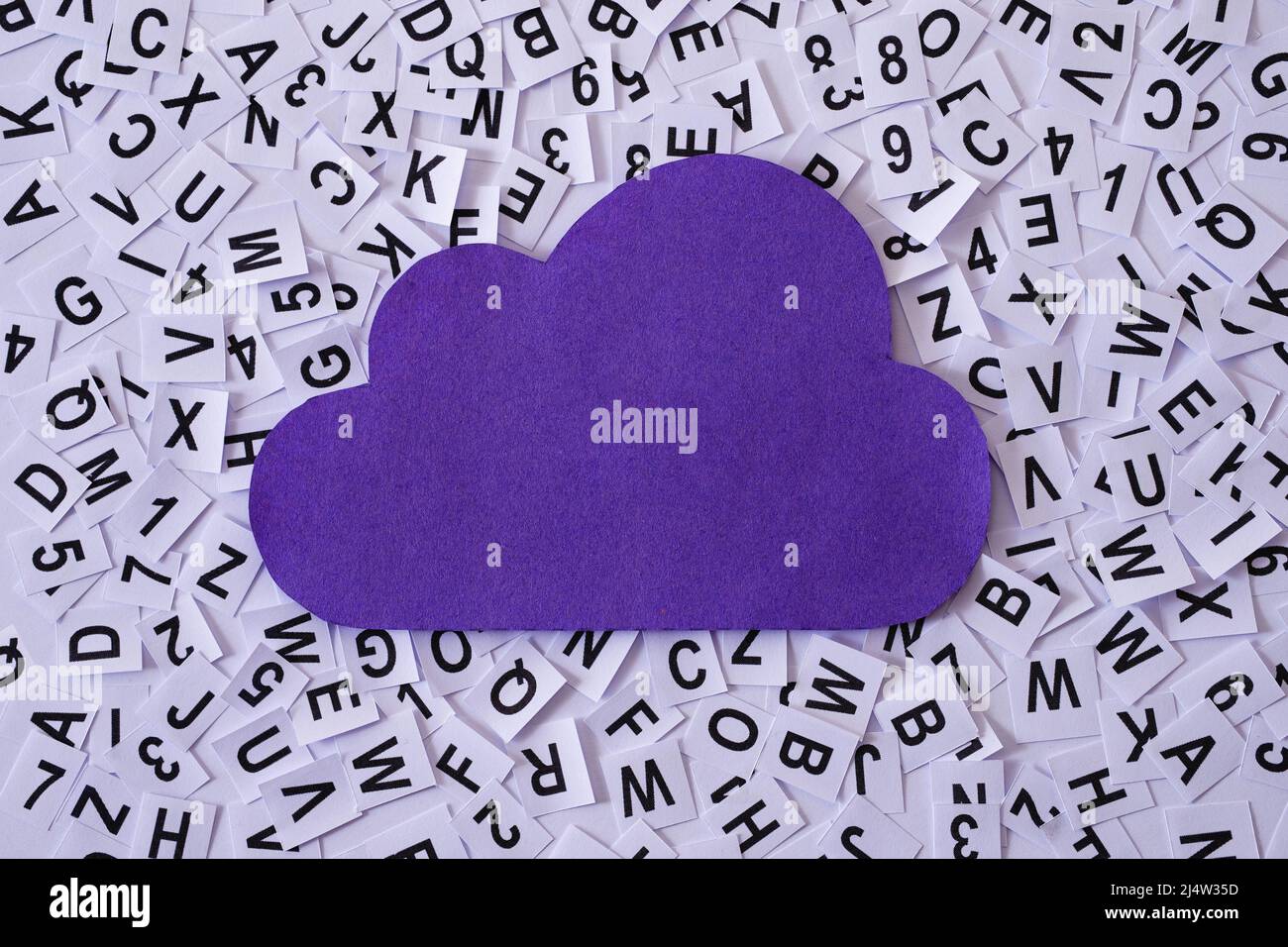 Storage cloud protezione del cyberspazio hosting delle comunicazioni e concetto minimo di servizio di database online sul server. Foto Stock