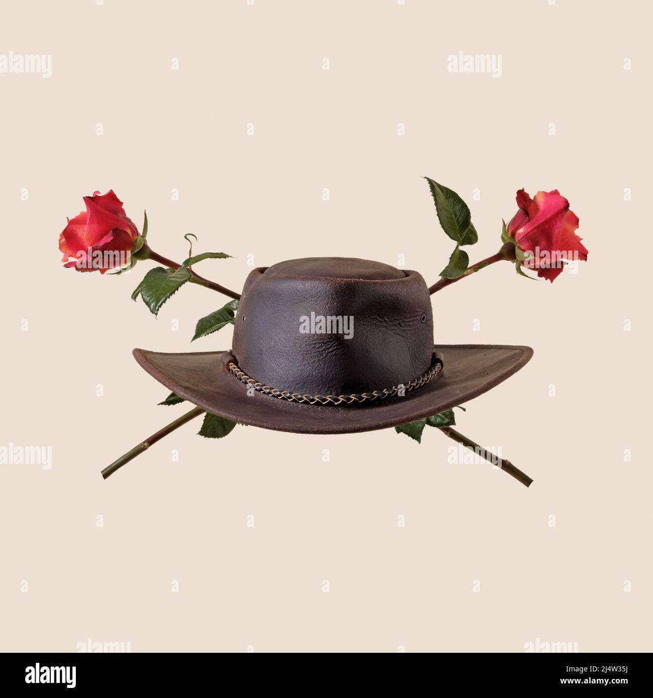 Cappello da cowboy e fiori di rosa selvaggio West party concetto classico  stetson e occidentale americano Foto stock - Alamy