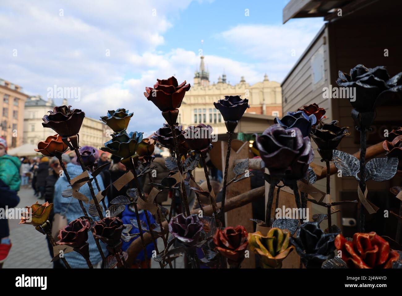 Cracovia, Polonia. 18th Apr 2022. Metallo, fiori dipinti a mano disponibili stasera presso il tradizionale mercato di Pasqua annuale che si svolge sulla piazza centrale Rynek Glowny del quartiere storico della città vecchia di Cracovia, fondata nel 7th secolo. (Credit Image: © Amy Katz/ZUMA Press Wire) Credit: ZUMA Press, Inc./Alamy Live News Foto Stock