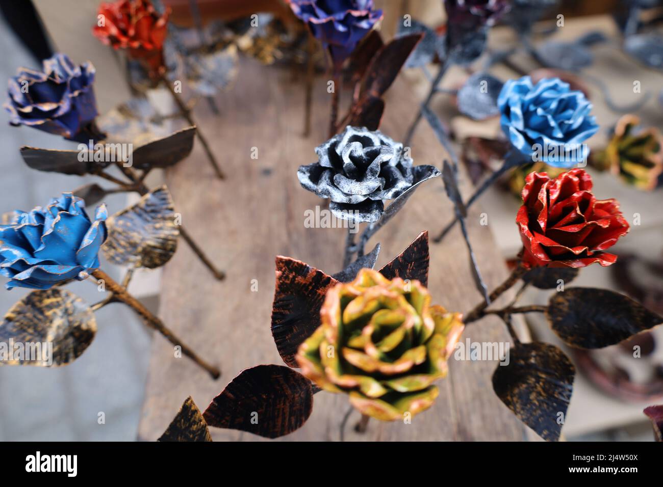 Cracovia, Polonia. 18th Apr 2022. Metallo, fiori dipinti a mano disponibili stasera presso il tradizionale mercato di Pasqua annuale che si svolge sulla piazza centrale Rynek Glowny del quartiere storico della città vecchia di Cracovia, fondata nel 7th secolo. (Credit Image: © Amy Katz/ZUMA Press Wire) Credit: ZUMA Press, Inc./Alamy Live News Foto Stock