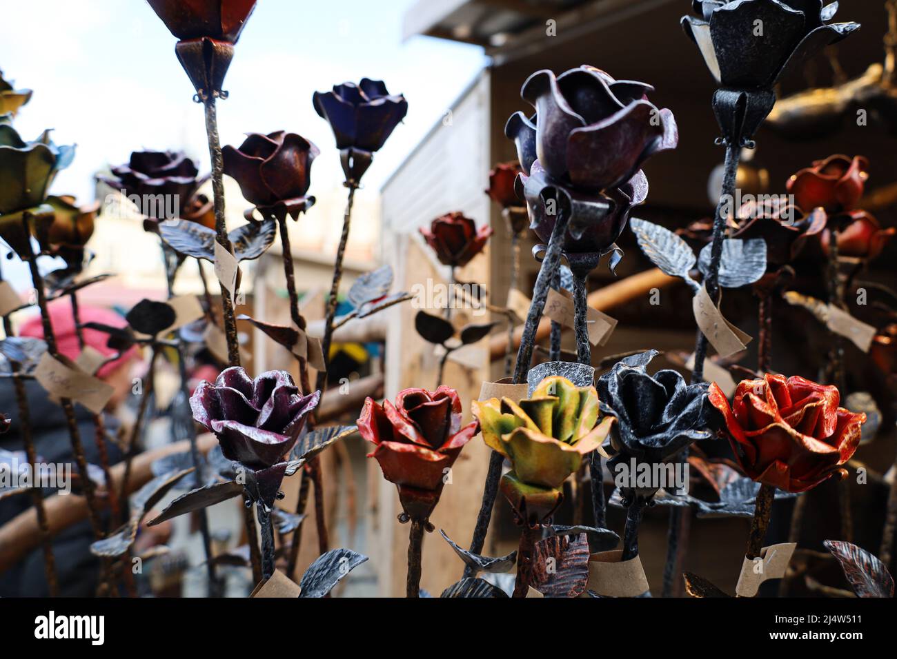 Cracovia, Polonia. 18th Apr 2022. Metallo, fiori dipinti a mano disponibili stasera presso il tradizionale mercato di Pasqua annuale che si svolge sulla piazza centrale Rynek Glowny del quartiere storico della città vecchia di Cracovia, fondata nel 7th secolo. (Credit Image: © Amy Katz/ZUMA Press Wire) Credit: ZUMA Press, Inc./Alamy Live News Foto Stock
