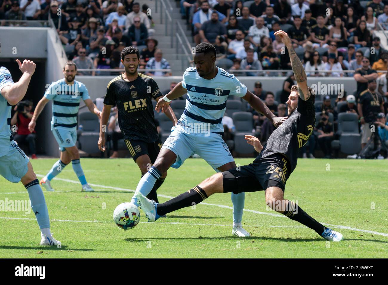 Ryan Hollingshead (24) e Nicolas Isimat-Mirin (5), difensore dello Sporting Kansas City, lottano per il possesso durante una partita MLS, Foto Stock