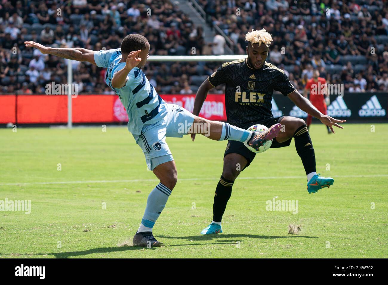 Il centrocampista del Los Angeles FC José Cifuentes (11) e il difensore dello Sporting Kansas City Logan Ndenbe (18) lottano per il possesso durante una partita MLS, domenica, aprile Foto Stock