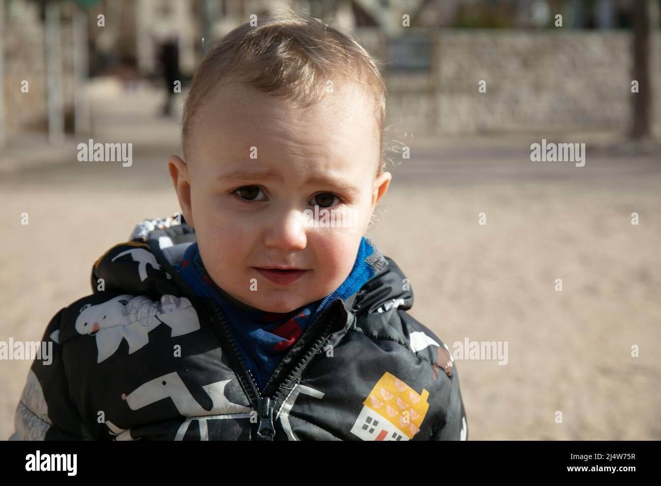 Primo piano di un viso del bambino che guarda la fotocamera Foto Stock