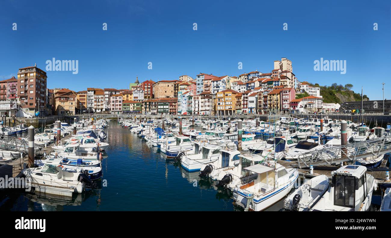 Vista panoramica delle barche nella Marina di Bermeo città, Bermeo, Biscay, Paesi Baschi, Euskadi, Euskal Herria, Spagna, Europa Foto Stock