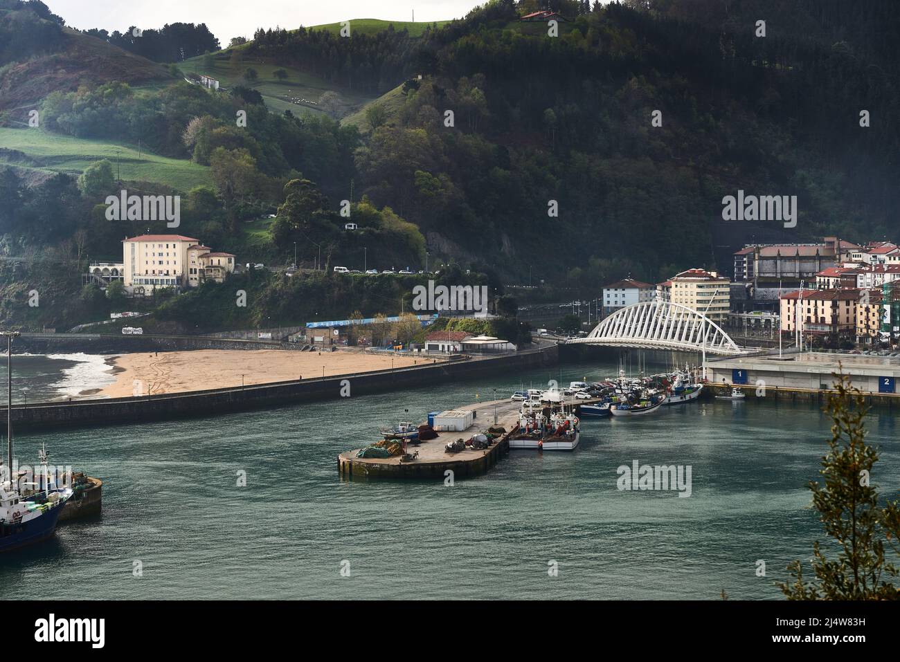 Vista del porto di pesca di Ondarroa, Biscay, Paesi Baschi, Euskadi, Euskal Herria, Spagna, Europa Foto Stock