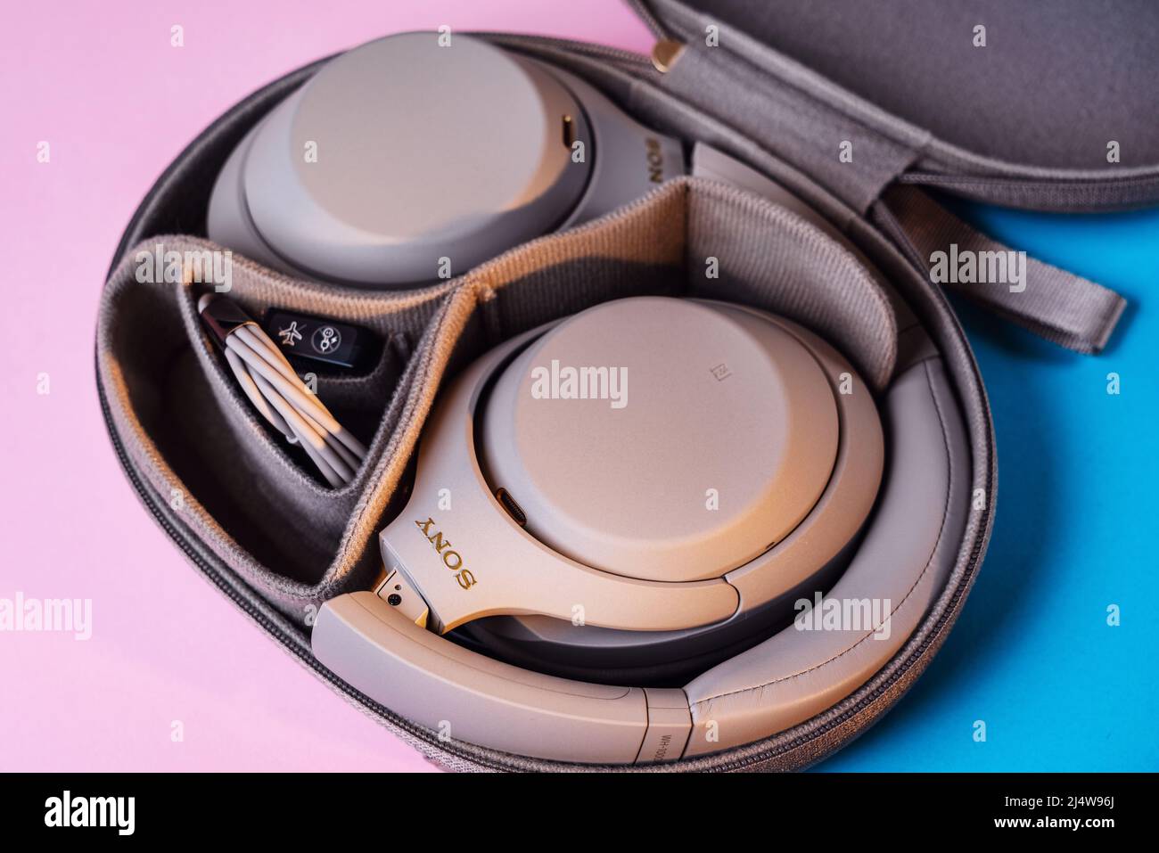 04.01.2022 - Kiev, Ucraina: Cuffie wireless Sony WH-1000XM4 a cancellazione  del rumore Foto stock - Alamy
