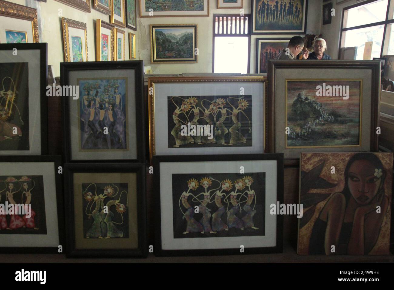 Dipinti del pittore balinese Ngurah KK presso il suo laboratorio a Campuhan, Ubud, Bali, Indonesia. Foto Stock