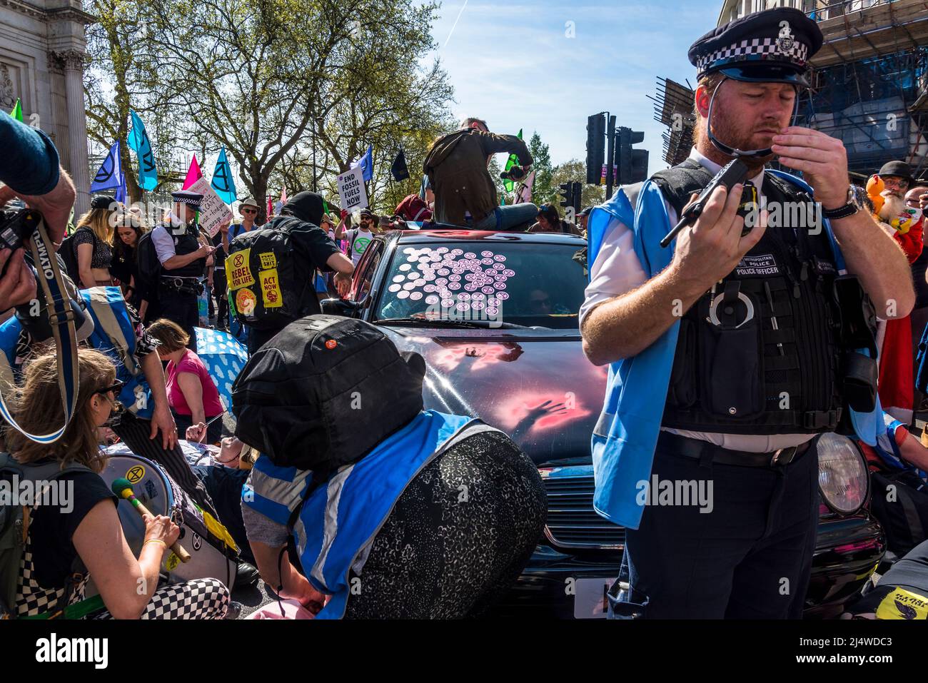 Gli attivisti che fermano un'auto giacendo intorno ad essa, non saremo spettatori, una protesta della ribellione di estinzione che combatte per la giustizia climatica, Marble Arch, Foto Stock