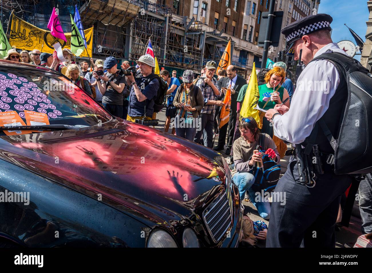 Bloccato auto con le impronte di vernice rossa, non saremo spettatori, una protesta della ribellione di estinzione che lotta per la giustizia climatica, Marble Arch, Londra Foto Stock